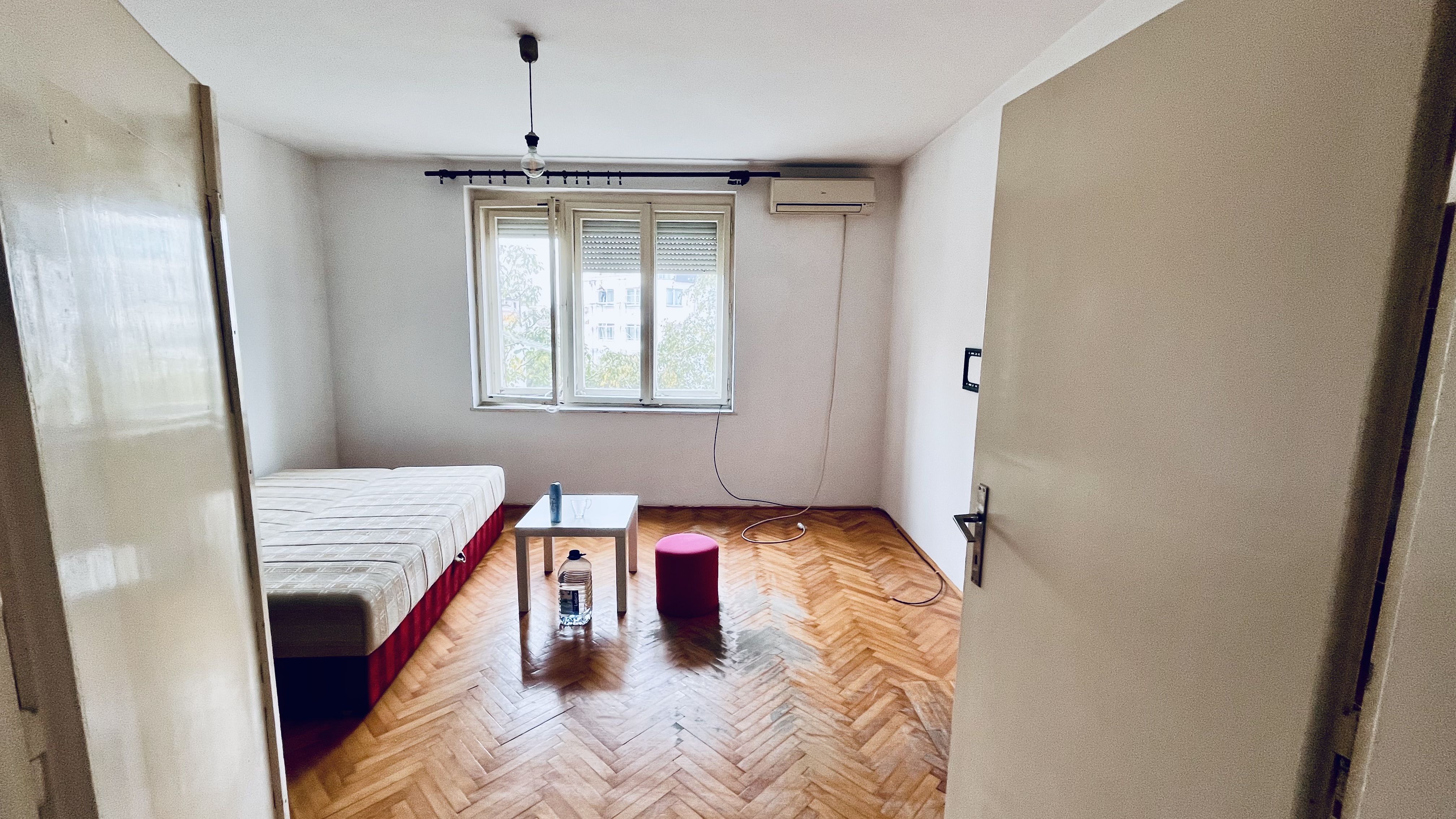Apartment reconstruction: renovation and adaptation at Bajloni