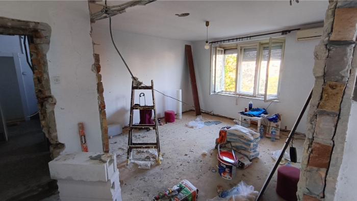 Apartment reconstruction: renovation and adaptation at Bajloni