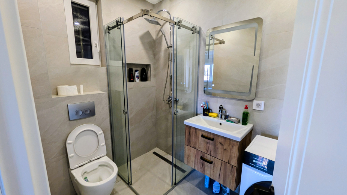 Apartment reconstruction: renovation and adaptation at Bajloni