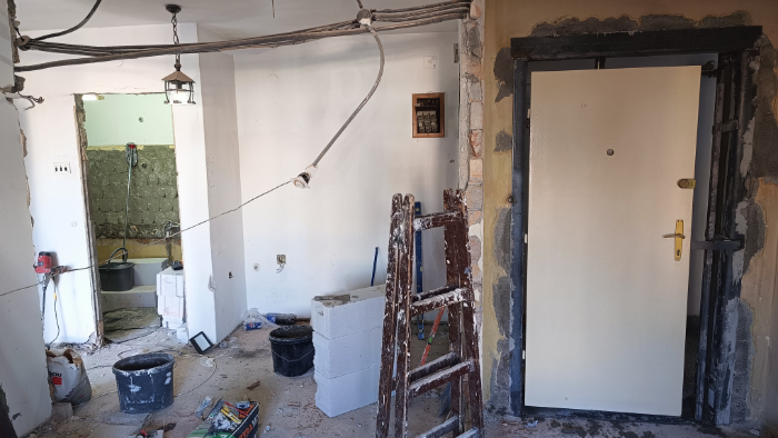 Apartment reconstruction: renovation and adaptation at Bajloni