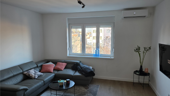 Apartment reconstruction: renovation and adaptation at Bajloni