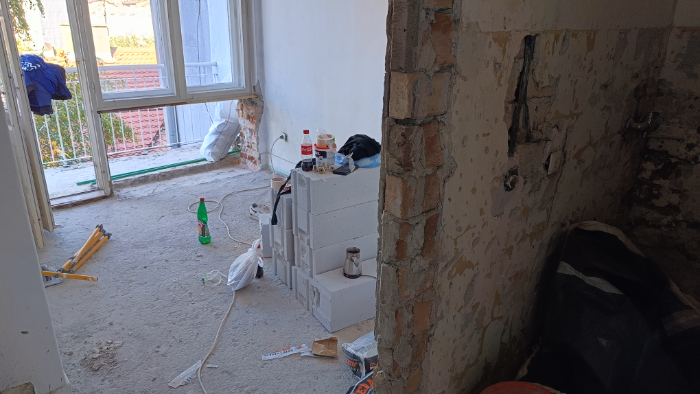 Apartment reconstruction: renovation and adaptation at Bajloni