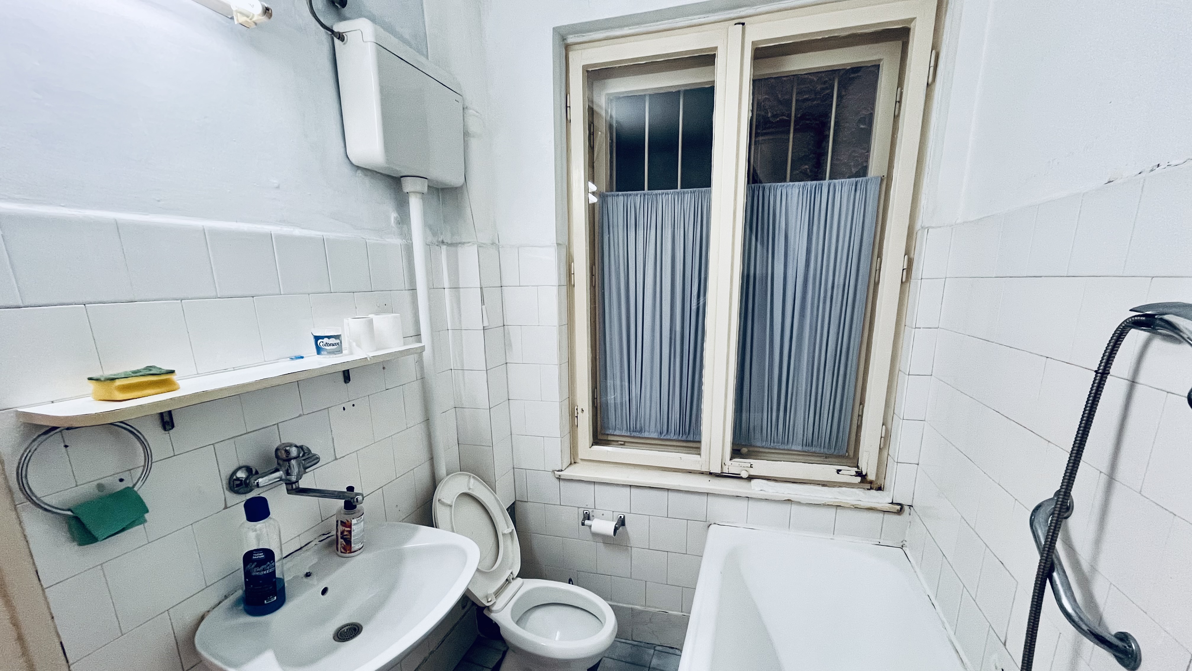 Apartment reconstruction: renovation and adaptation at Bajloni